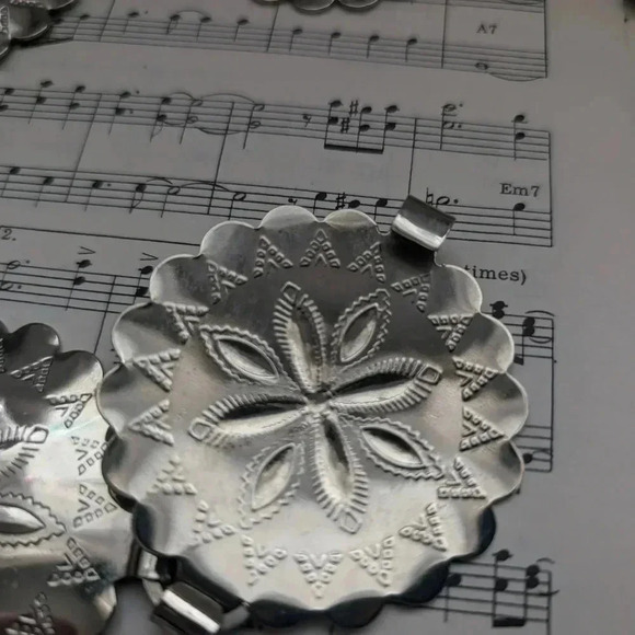 Silver Floral Link Belt - Picture 7 of 9